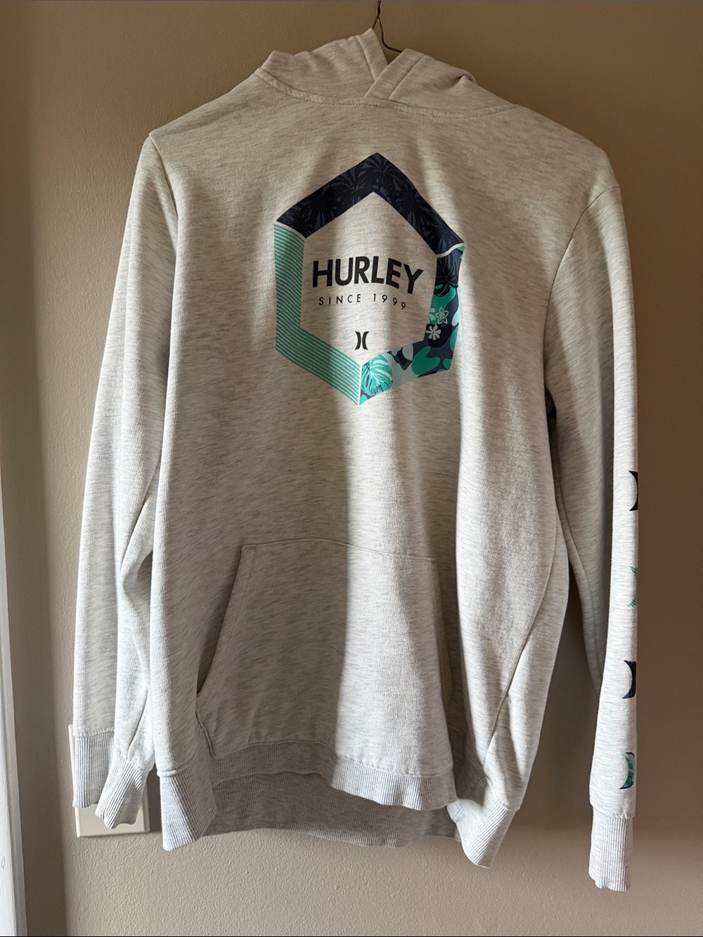 Hurley Light Gray Crewneck Sweatshirt with Teal and Navy Hex Graphic